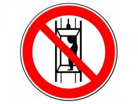 Р13. Запрещается подъем (спуск) людей по шахтному стволу  (запрещается транспортирование пассажиров)